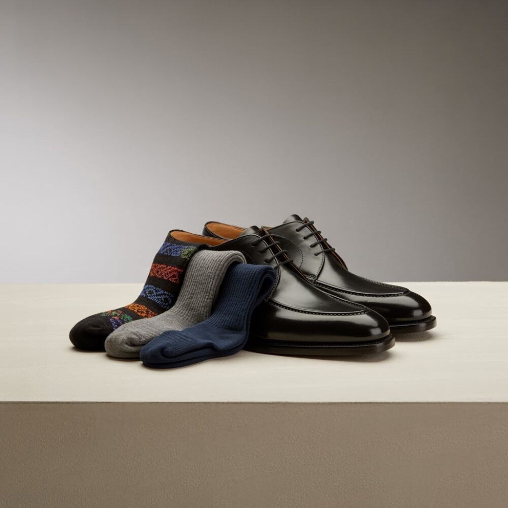 czarne buty i szare skarpetki