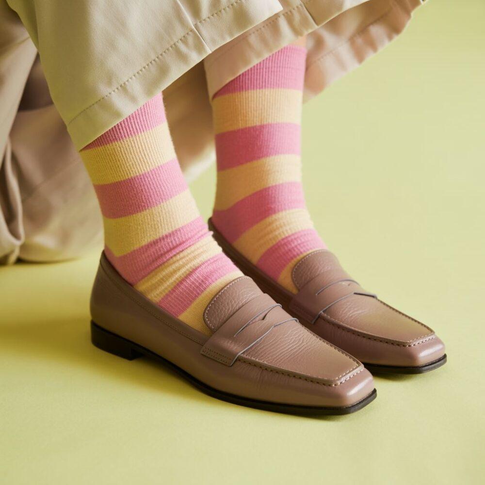 damskie półbuty i kolorowe skarpetki