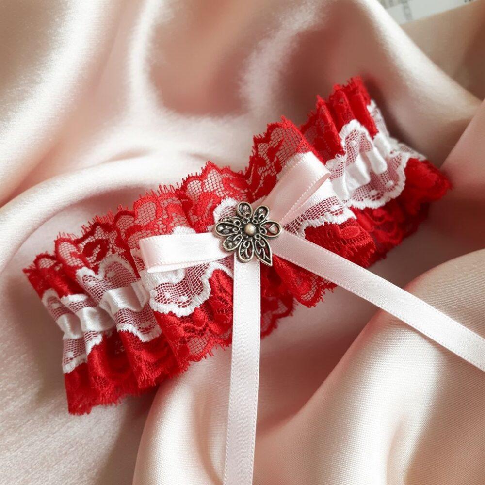 elegancka podwiązka na tle satyny