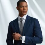 elegancka stylizacja z granatowym garniturem