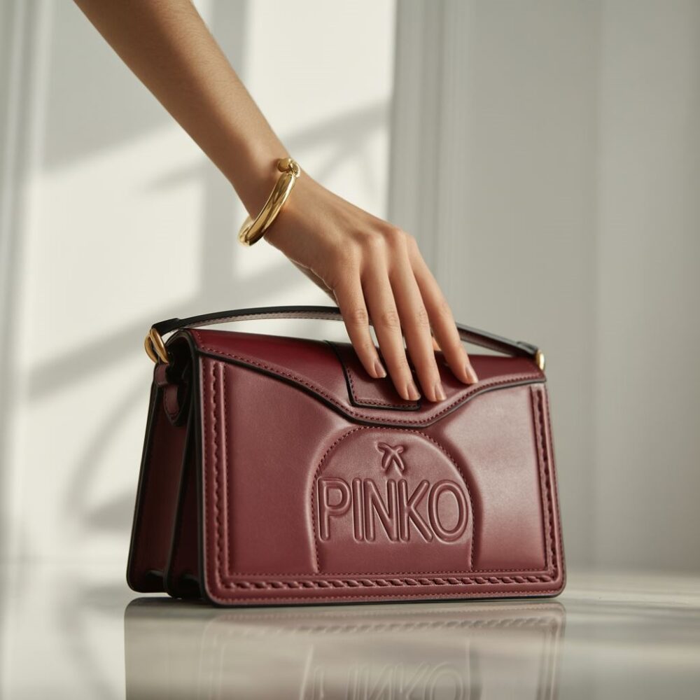 logo Pinko na torebce
