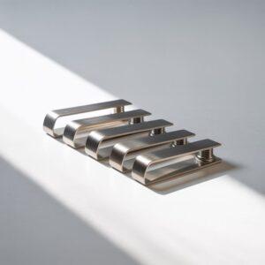 metalowe uchwyty do montażu lustra