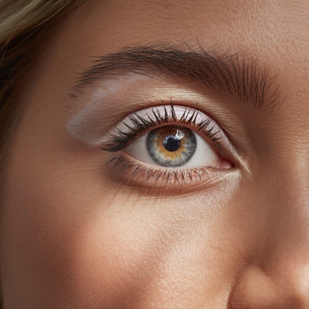 podkreślone rzęsy i eyeliner