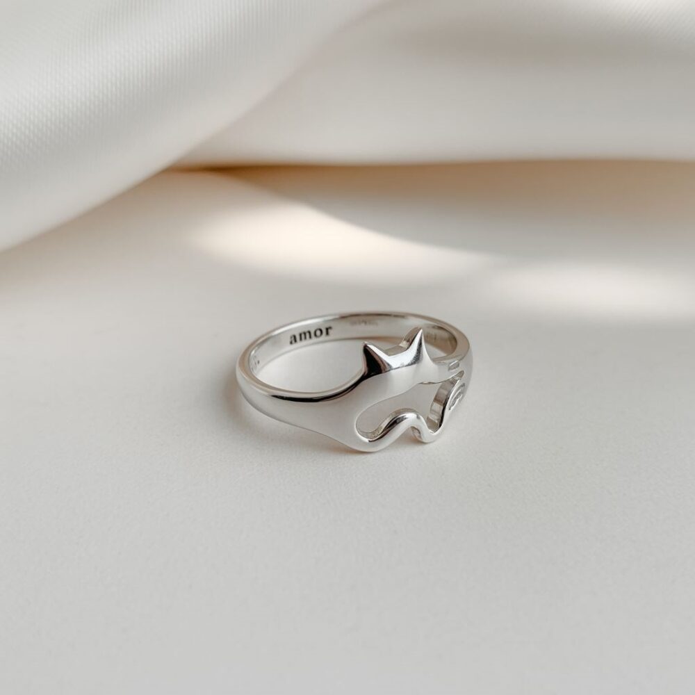 srebrny pierścionek kotek