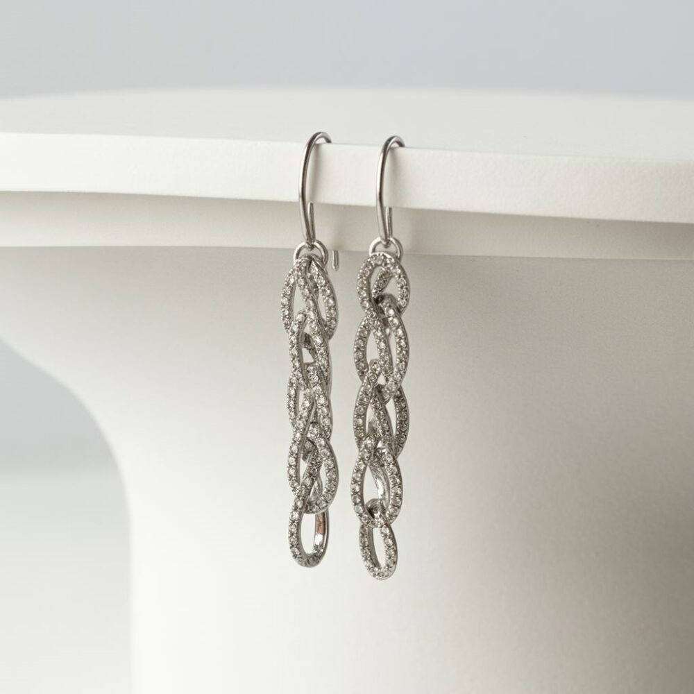 stylowy mężczyzna w granatowym garniturze