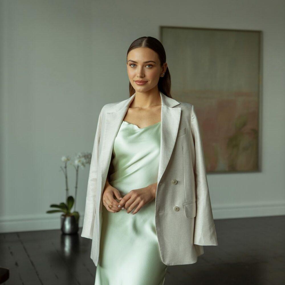 żakiet beżowy do miętowej sukienki