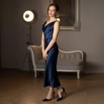 złote buty do granatowej sukienki